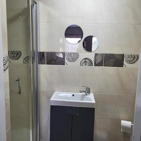 Heatherville Farm - Bluebell - Sleeps 7 Max Apartment *